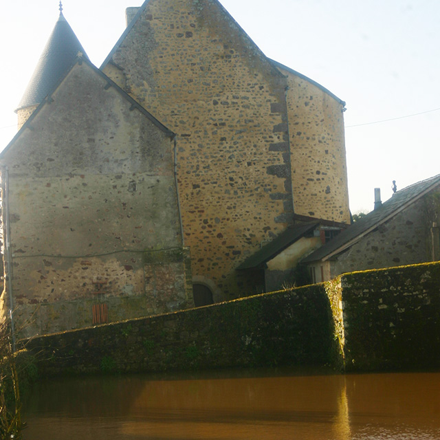 The moat of the manor de La Hougue